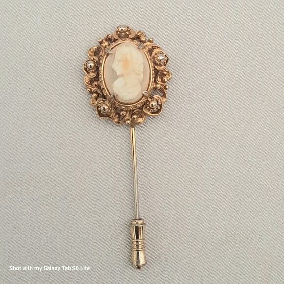 Victorian Style Cameo Pin Left Facing Female Profile On Ornate Gold Tone Border - Picture 1 of 5